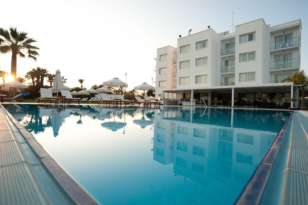 Frixos Suites Hotel Apartments Larnaca Exterior foto