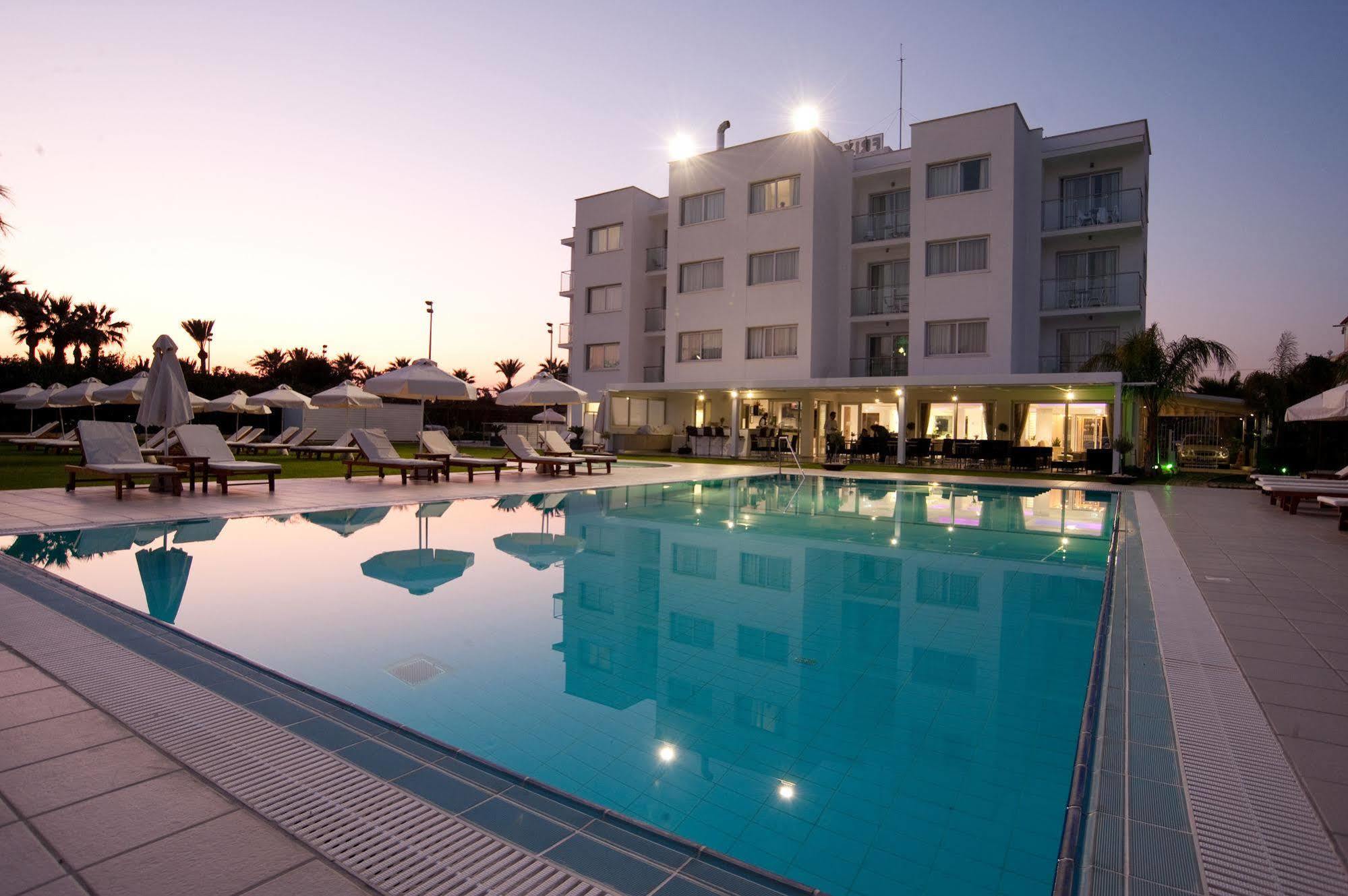 Frixos Suites Hotel Apartments Larnaca Exterior foto